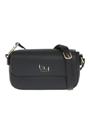 Borsa a tracolla in pelle nera con texture, dotata di tracolla regolabile e fibbia tono oro, con un piccolo logo metallico sulla patta frontale.