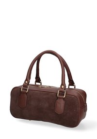 Borsa a tracolla in suede marrone con accenti in pelle, forma rettangolare, doppi manici fissati da hardware color oro, chiusura con zip nella parte superiore.