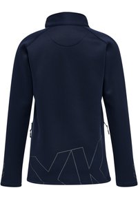 Marinblå fleecejacka med hög krage, långa ärmar och siddragkedjor. Har ett geometriskt mönster i ljusgrått nära fållen.