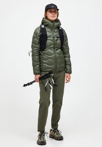 Peak Performance HELIUM HOOD - Jakna ispunjena paperjem - pine needle