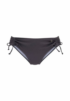 Schwarze Bikinihose mit gerafften Seiten und verstellbaren Bändern, mit einem kleinen runden Metallmarkenanhänger auf der rechten Seite.