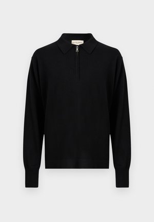 Czarny sweter polo z długim rękawem, z krótkim srebrnym suwakiem przy kołnierzu i prążkowanymi mankietami, gładki przód na białym tle.