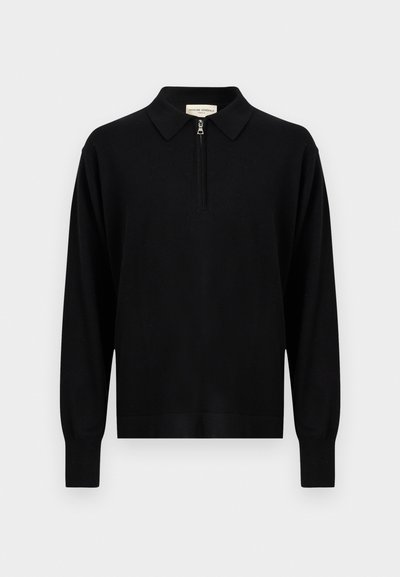 Μαύρο πουλόβερ πόλο με μακριά μανίκια, κοντό ασημί φερμουάρ στον γιακά και ριμπ μανσέτες, απλό μπροστινό μέρος σε λευκό φόντο.