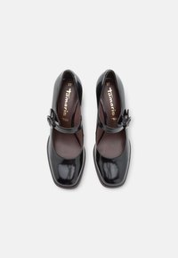 Une paire de ballerines noires en cuir verni avec des bouts carrés et des brides à boucle, taille 37, vues de dessus sur fond blanc.