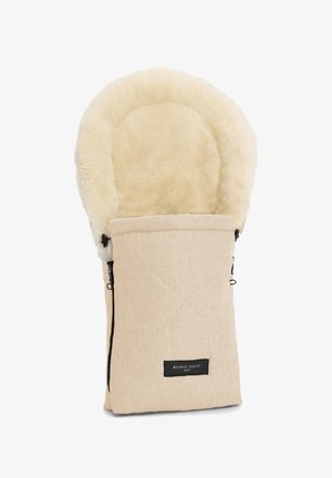 Beige babyslaapzak met een zachte, crèmekleurige bontvoering. Voorzien van ritssluitingen aan de zijkant en een textuurrijke stof buitenkant. Zwarte labeldetail.