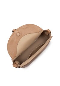 Borsa a tracolla in pelle tan con patta arrotondata, texture liscia e interno morbido. Include una tasca interna e un dettaglio di chiusura a scatto.