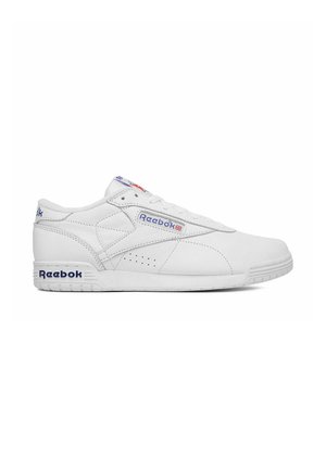 Białe skórzane trampki Reebok z niebieskim logo i flagą Union Jack po boku i na pięcie, płaska podeszwa i sznurówki.