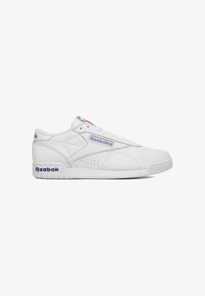 Witte leren Reebok sneaker met blauw logo en Union Jack-vlag aan de zijkant en hiel, platte zool en veters.