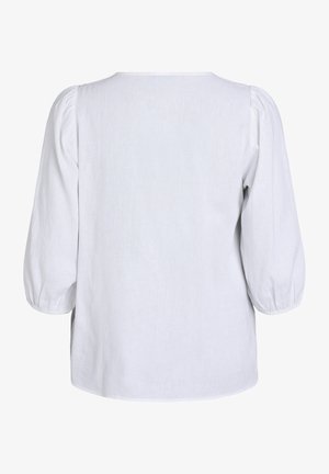 Hvid bluse med trekvartlange pufærmer og rynkede manchetter, vist bagfra mod en ensfarvet baggrund.