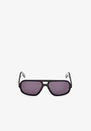 Schwarze Sonnenbrille mit rechteckigem Rahmen, dunkelvioletten Gläsern und subtilem metallischen Detail an der Brücke. Glatte Oberflächenfinish.