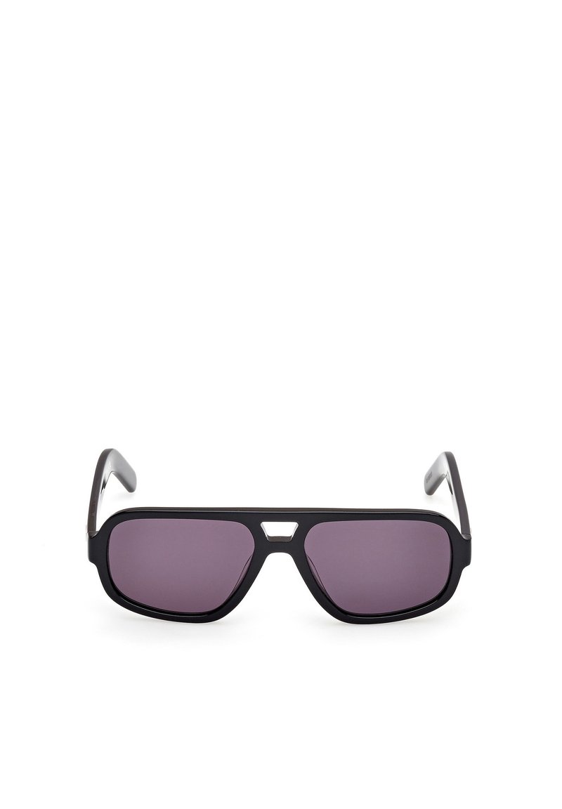 Czarne okulary przeciwsłoneczne z prostokątną ramką, ciemnofioletowymi soczewkami i subtelnymi metalowymi detalami na nosku. Gładkie wykończenie powierzchni.