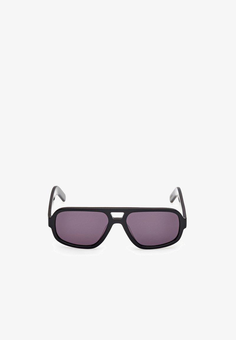 Czarne okulary przeciwsłoneczne z prostokątną ramką, ciemnofioletowymi soczewkami i subtelnymi metalowymi detalami na nosku. Gładkie wykończenie powierzchni.