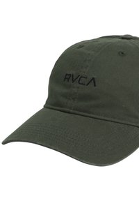 Cappello in cotone verde oliva con visiera curvata, dotato di logo "RVCA" ricamato in nero sul davanti, design strutturato e dettagli di cucitura visibili.