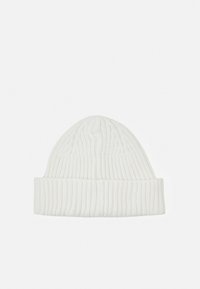 Gorro branco de malha com textura canelada e dobra na parte superior. Topo ligeiramente arredondado, feito de tecido suave.