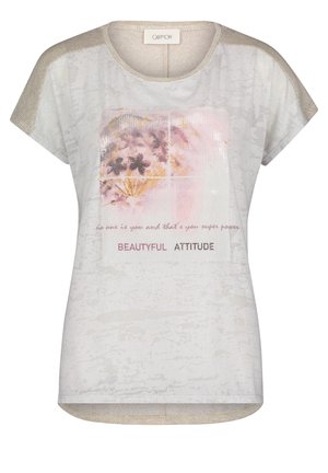 Hvid kortærmet skjorte med beige skuldre, blomstertryk og tekst med ""BEAUTYFUL ATTITUDE"" foran.