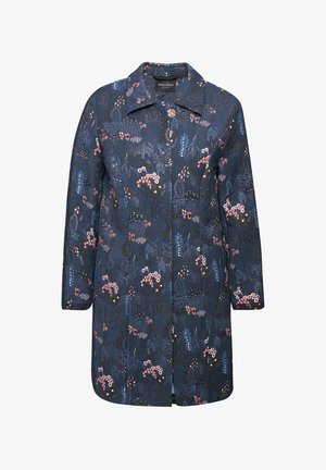 Laivastonsininen takki, jossa on kukkakuvio pinkin ja sinisen sävyissä. Takissa on kaulus, pitkät hihat ja napitus. Pehmeä kangastuntuma.