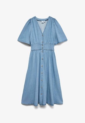 Robe midi en denim bleu clair avec manches courtes bouffantes, col en V, taille cintrée et fermeture à boutons sur le devant s'étendant jusqu'à la jupe.