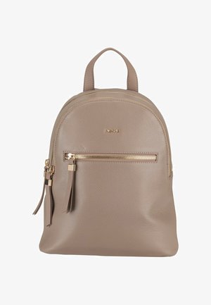 Sac à dos en cuir taupe avec fermetures éclair dorées, poche avant zippée, poignée supérieure et logo de la marque centré au-dessus de la poche.