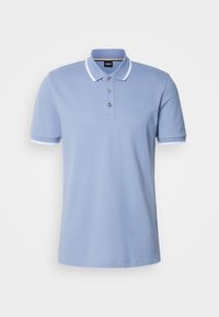 Polo bleu clair à manches courtes avec bordure blanche au col et aux poignets, trois boutons et logo discret "BOSS" sur la poitrine.