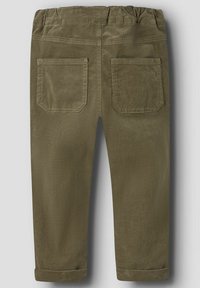 Pantalons en velours côtelé vert olive avec taille élastique et deux poches arrière, dotés d'une jambe droite et de manches retroussées. Texture douce.