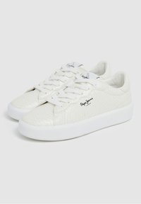 Bílé nízké tenisky s texturovaným vzorem, silnými bílými podrážkami, bílými tkaničkami a logem "Pepe Jeans London" na boku.