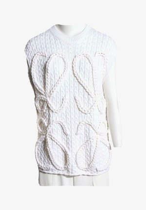 Gilet sans manches en maille blanche avec motifs torsadés texturés et motifs bouclés en relief sur le devant, présenté sur un torse de mannequin blanc.