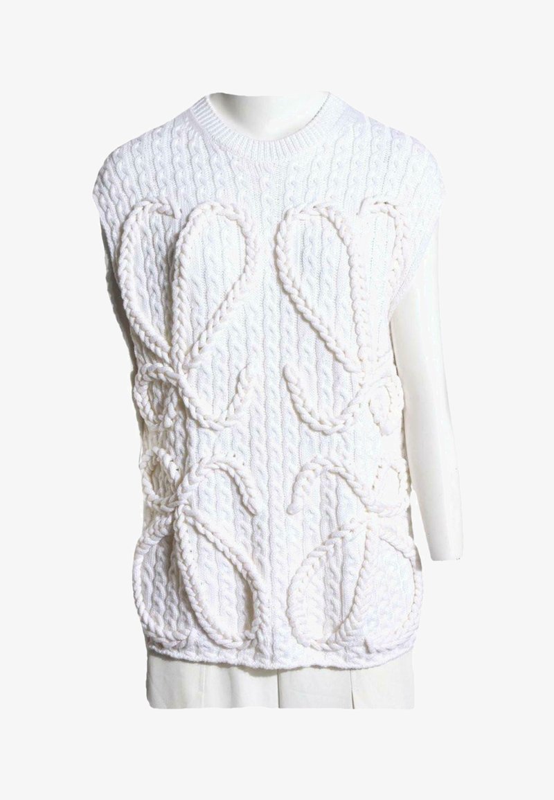 Gilet sans manches en maille blanche avec motifs torsadés texturés et motifs bouclés en relief sur le devant, présenté sur un torse de mannequin blanc.