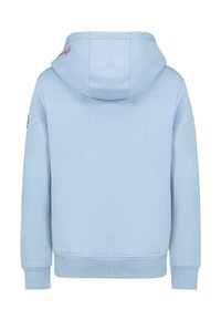 Lichtblauwe hoodie met geribbelde manchetten en zoom, rode schrijftekst op de capuchon en ronde zwarte patch op de linker mouw.