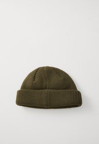 Grøn strikket hue med et struktureret ribbet mønster og en foldet manchet. Stoffet ser blødt og varmt ud, velegnet til koldt vejr.