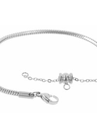 Bracciale in argento con un design a catena flessibile e a serpente, dotato di un clasp rotondo e lucido e un'estensione della catena regolabile per variazioni di dimensione.