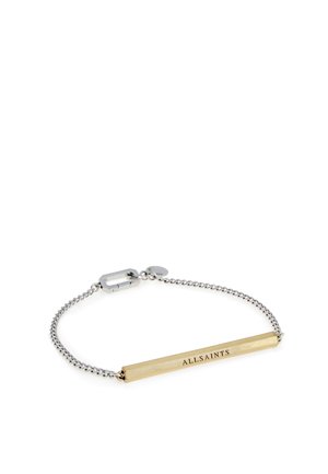 Bracelet chaîne en argent avec une barre horizontale en or gravée de "ALLSAINTS" en lettres noires et un fermoir rectangulaire en argent.