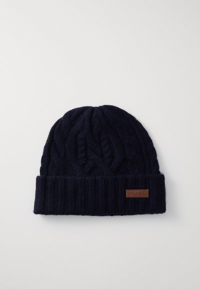 Gorro de malha azul-marinho com punho canelado, apresentando um design de cabos texturizados e um pequeno emblema de couro rotulado "POLO R.L.".