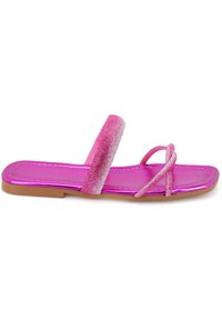 Roze platte sandaal met glanzend synthetisch bovenwerk, een textuurstrap en een platte rubbere zool. Voorzien van decoratieve kralen op de banden.