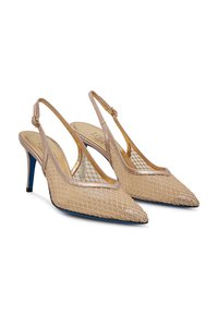 Tacchi slingback beige con punta affusolata, design in rete, cinture sottili e un accento blu sul tacco. Presentano un motivo a griglia decorativo.