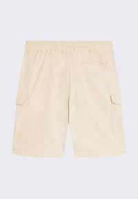 Pantalones cortos de carga beige con una cinturilla elástica, dos bolsillos laterales tipo carga y un bolsillo trasero. Hechos de un material suave y duradero con una textura sutil.