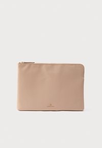 Kremo spalvos nešiojamojo kompiuterio dėklas iš lygaus audinio, su užsegimu viršuje ir subtiliu logotipu apačioje. Plokščias, stačiakampio formos.