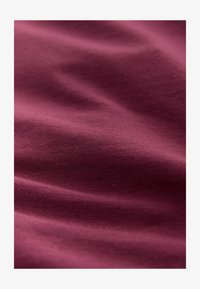 Atlasīts, burgundy red