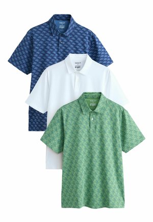 Drei mittelgroße Herren-Poloshirts in Blau mit Muster, einfarbig Weiß und Grün mit Muster, übereinandergelegt auf weißem Hintergrund.