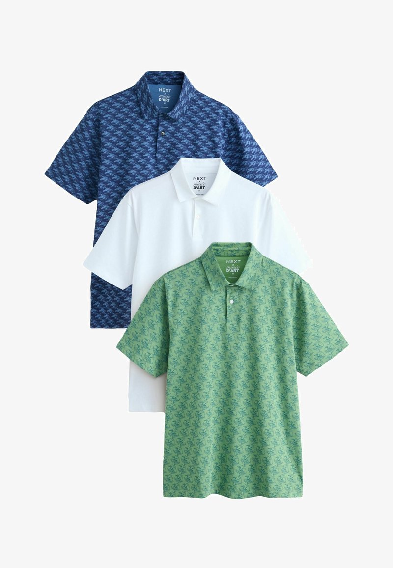 Trois polos pour hommes de taille moyenne : un à motif bleu, un blanc uni, et un à motif vert, superposés en chevauchement sur un fond blanc.