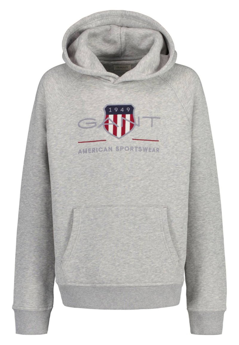 Grå hettegenser laget av mykt stoff, med en frontlomme, ribbestrikkede mansjetter og en logo med et rødt og blått skjolddesign.