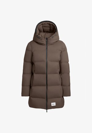 Manteau en duvet marron avec capuche, doté d'une fermeture éclair sur le devant et d'un design matelassé horizontal. Comprend un patch logo et des accents foncés contrastants.