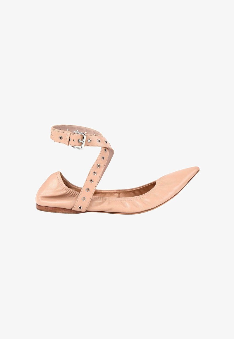 Chaussure plate pointue rose nude avec une bride à la cheville comportant une boucle argentée et des détails œillets.