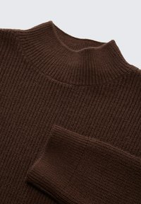 Donkerbruin geribbeld gebreid sweater met een hoge hals en lange mouwen, met close-up textuur en stikdetails.