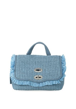 Piccola borsa a mano blu intrecciata con manico superiore, rifinitura con frange e due chiusure a giro in argento sulla patta frontale.