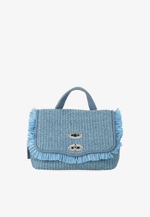 Petit sac à main bleu tissé avec poignée supérieure, bordure à franges et deux fermetures à verrouillage tournant argentées sur le rabat avant.