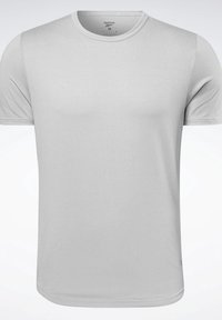 T-shirt de sport gris clair à manches courtes avec col rond, logo Reebok et étiquette de taille visible à l'intérieur du col.