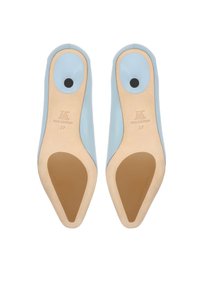 Paire de chaussures pour femmes en cuir bleu clair vues par les semelles, taille 37, équipées de grips beige au niveau des orteils et des talons.