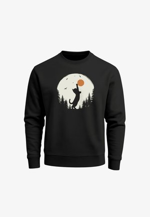 Schwarzer Pullover mit einem Grafikdesign eines Katers, der vor einem großen Mond mit einem orangefarbenen Kreis steht, umgeben von Bäumen und Vögeln.