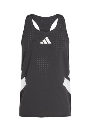 Camiseta deportiva negra sin mangas con textura perforada, marca en blanco y acentos blancos contrastantes. Cuello redondo y diseño de tirantes cruzados en la espalda.