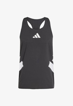 Czarny sportowy tank top z perforowaną strukturą, białym logo i kontrastującymi białymi akcentami. Dekolt w kształcie litery U i krój racerback.